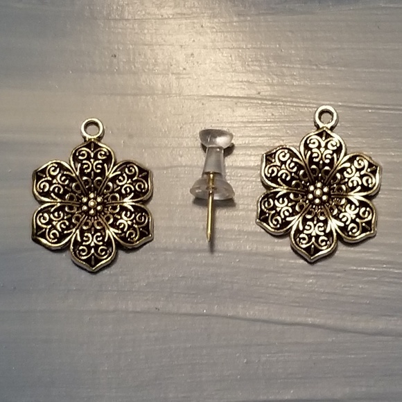 Flower Charms - Antique Silver Tone - 5 Charms - Picture 4 of 8